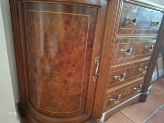 Aparador de madera con tapa de mármol