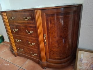 Aparador de madera con tapa de mármol