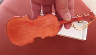 Violín de madera pequeño decorativo