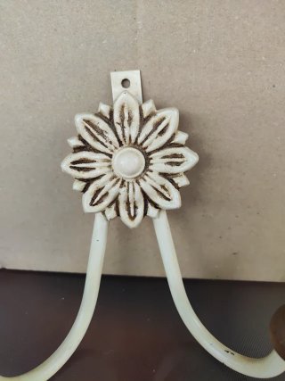 Perchero vintage flor beige y madera