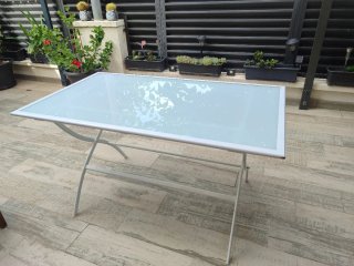 Mesa de exterior de cristal y metal