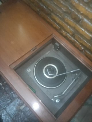 Tocadiscos antiguo madera y plástico