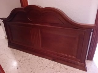 Cabecero de madera marrón