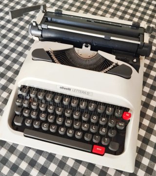 Máquina de escribir Olivetti Lettera 12