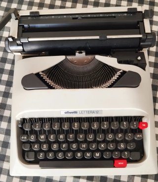 Máquina de escribir Olivetti Lettera 12