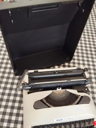 Máquina de escribir Olivetti Lettera 12