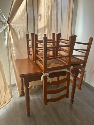 Mesa de madera con cuatro sillas