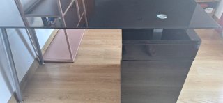Escritorio de cristal negro con cajonera