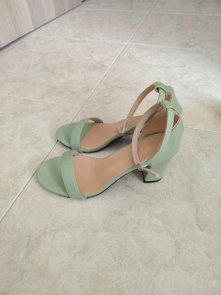 Sandalias de tacón verde. Sin estrenar.