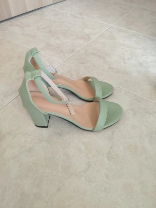 Sandalias de tacón verde. Sin estrenar.