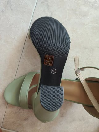 Sandalias de tacón verde. Sin estrenar.