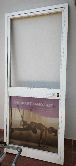 Puerta aluminio blanca con cristal