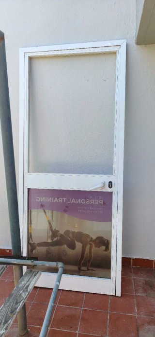 Puerta aluminio blanca con cristal