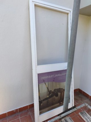 Puerta aluminio blanca con cristal
