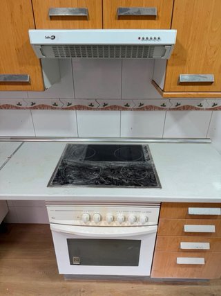 Cocina seminueva madera y blanco