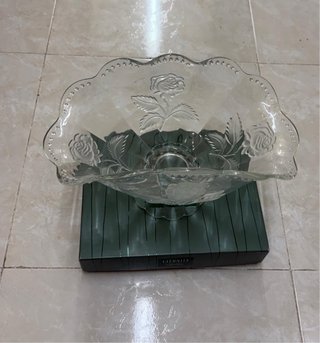 Frutero de cristal con rosas