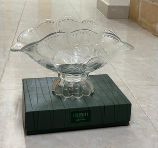Frutero de cristal con rosas