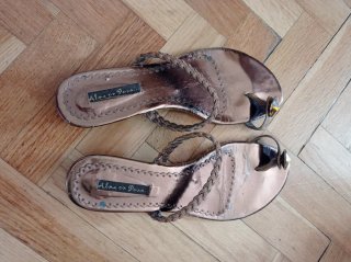Sandalias Alma en Pena doradas con pedrería
