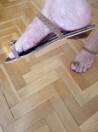 Sandalias Alma en Pena doradas con pedrería