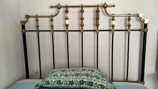 Cama 1.35 antigua hierro forjado negra y dorada