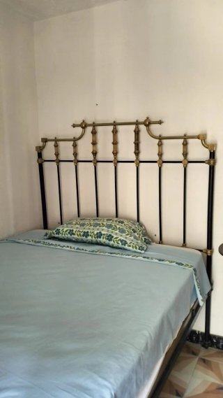 Cama 1.35 antigua hierro forjado negra y dorada