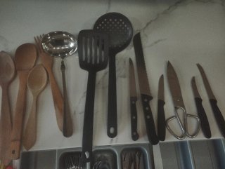 Juego de Cubiertos Metálicos y Madera