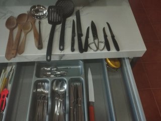 Juego de Cubiertos Metálicos y Madera