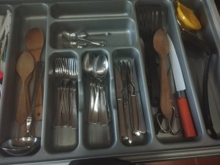 Juego de Cubiertos Metálicos y Madera