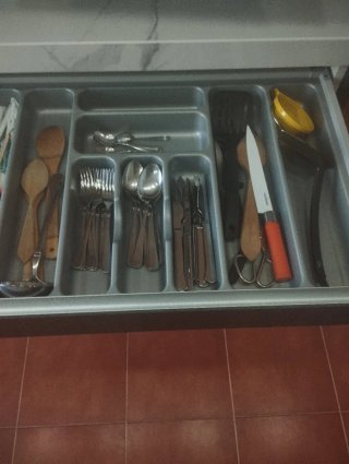 Juego de Cubiertos Metálicos y Madera