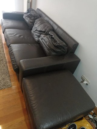 Sofá de piel marrón Ikea. Para recogerlo en Amara.