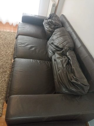 Sofá de piel marrón Ikea. Para recogerlo en Amara.