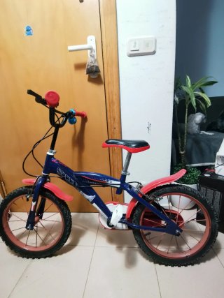 Bicicleta infantil azul y roja