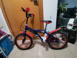 Bicicleta infantil azul y roja