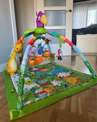 Parque infantil para bebés con juguetes