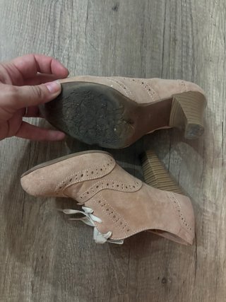 Zapatos rosa de ante con cordones