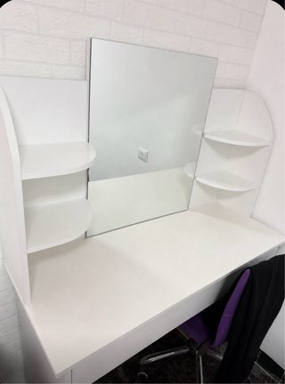 Tocador blanco con espejo y estantes
