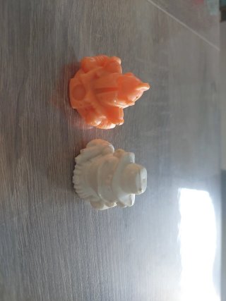 Gogos Crazy Bones Naranja y Blanco