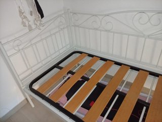 Cama metálica y somier de madera