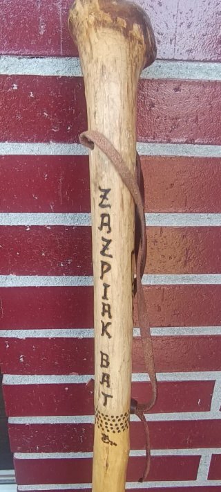 Vara de madera artesanal con grabado
