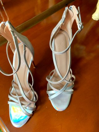 Zapatos de tacón plateados Charlotte Russe.