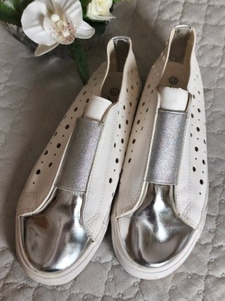 Zapatillas blancas y plateadas talla 37