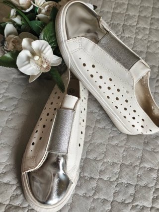 Zapatillas blancas y plateadas talla 37