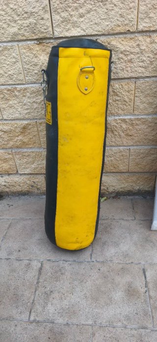 Saco de boxeo amarillo y negro