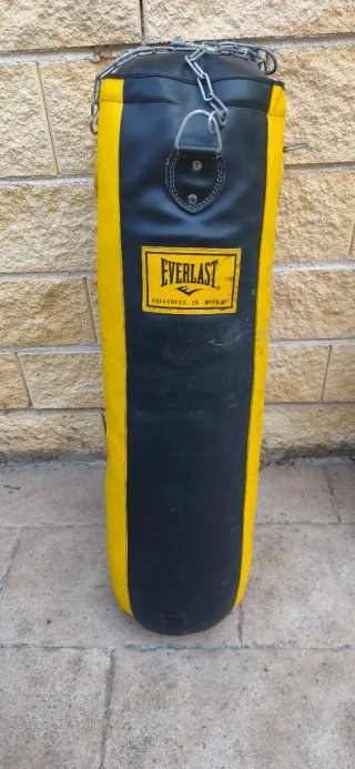Saco de boxeo amarillo y negro
