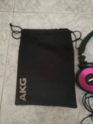Auriculares diadema AKG negros y rosas