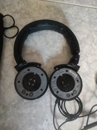 Auriculares diadema AKG negros y rosas