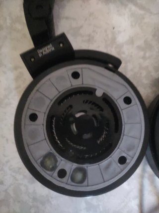 Auriculares diadema AKG negros y rosas