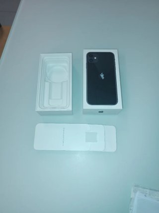 Caja iPhone 13 negro