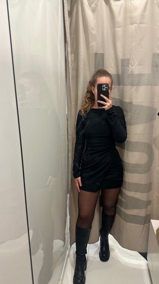 Vestido negro manga larga ajustado