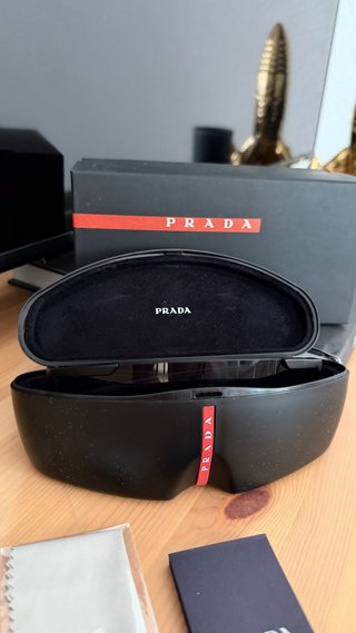 Gafas Prada Línea Rossa Negras y Rojas